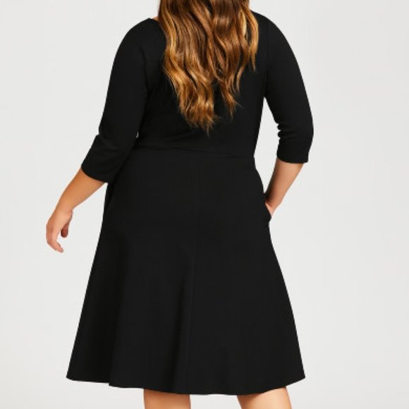 Avenue Ruched Side Faux Wrap Dress NWT Size 18/20 - Picture 1 of 4
